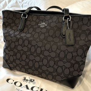 Coach Gallery Tote in Signature Canvas